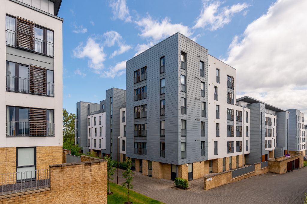 10/9 Kimmerghame Path, Edinburgh EH4  