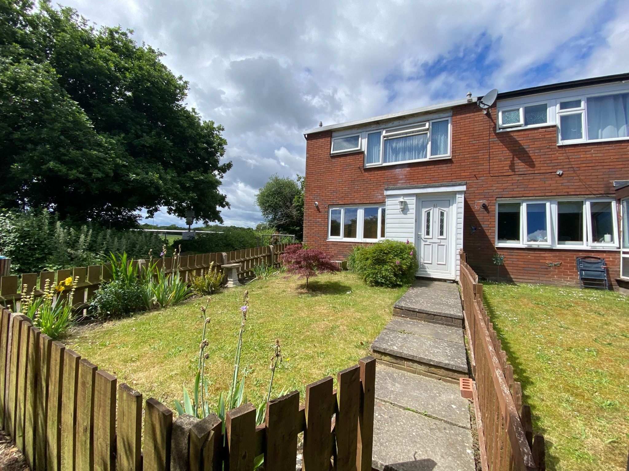 3 bed end terrace house for sale in Windsor Court Road, Chobham, Woking