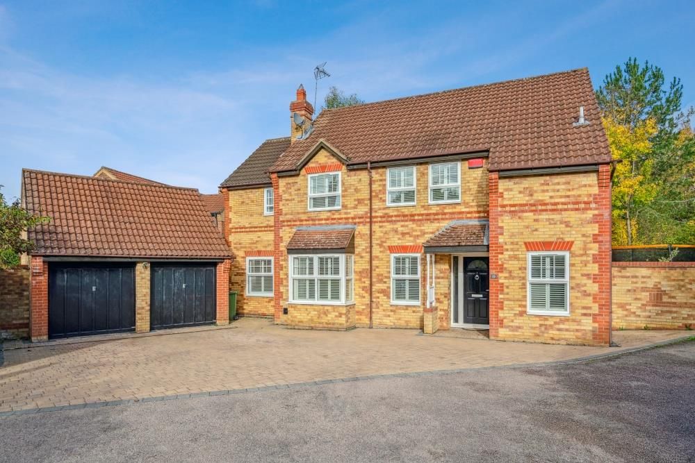 5 bed detached house for sale in Walton Road, Caldecotte, Milton Keynes