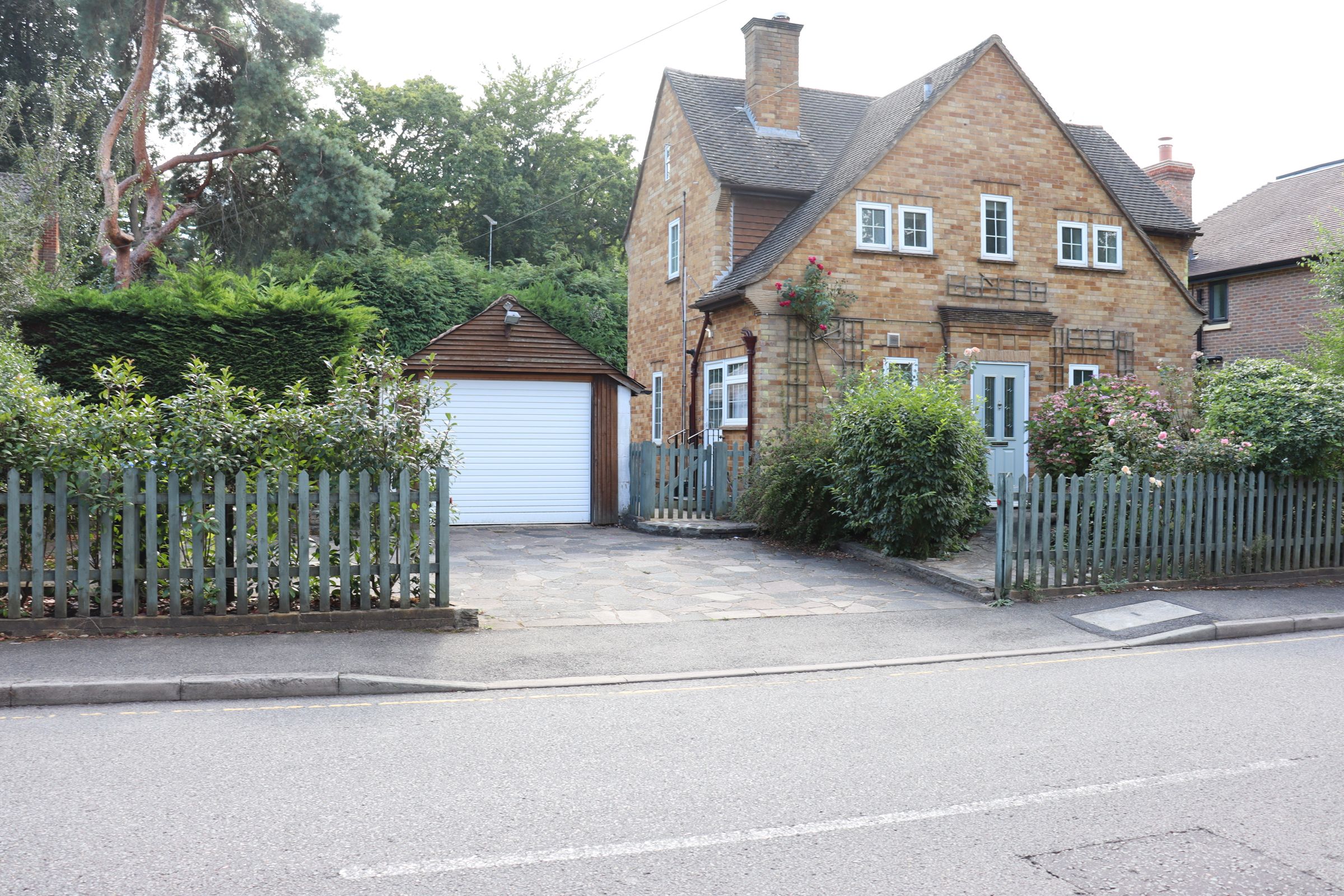 4 bed detached house to rent in Park Road, Woking GU22 Zoopla