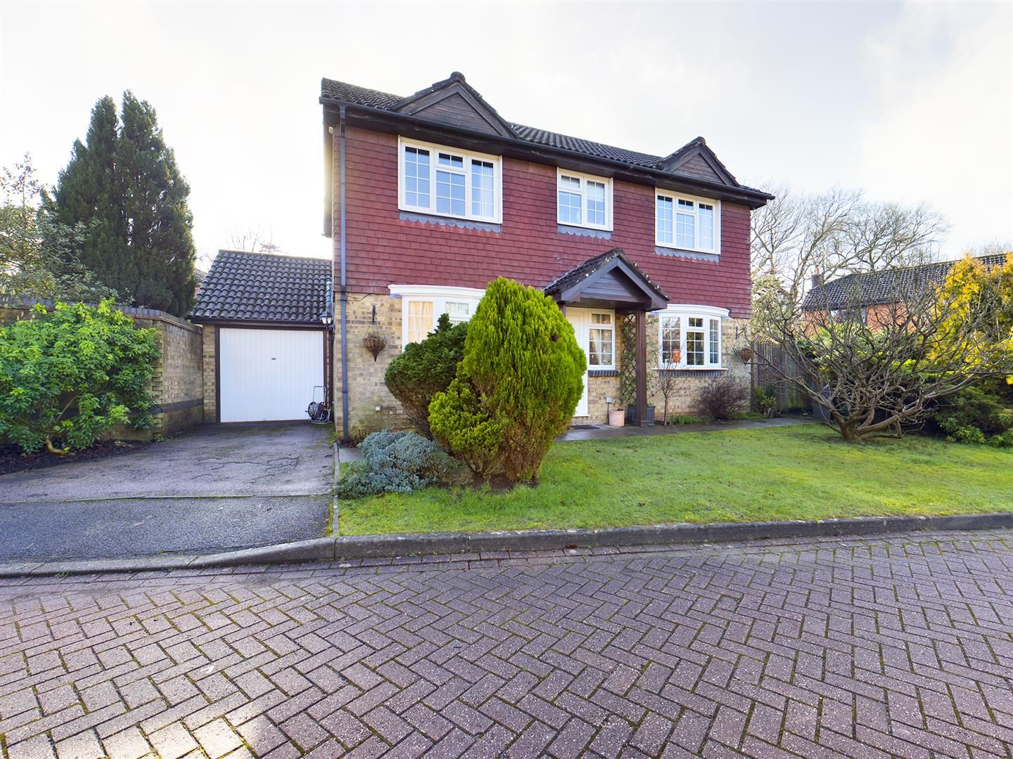3 bed detached house for sale in Selbourne Close, Crawley RH10 Zoopla