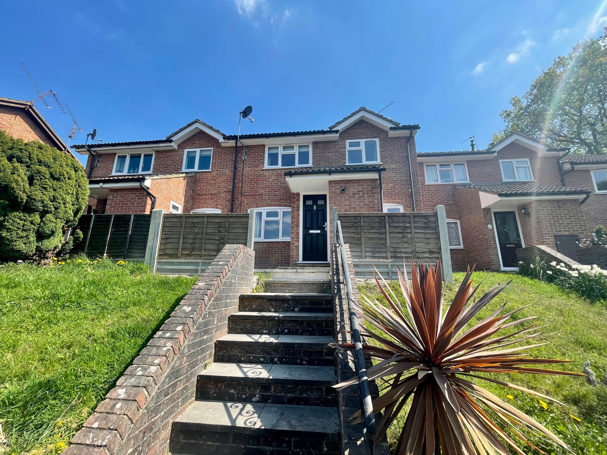 2 bed terraced house to rent in Bloomsbury Way, Blackwater, Camberley