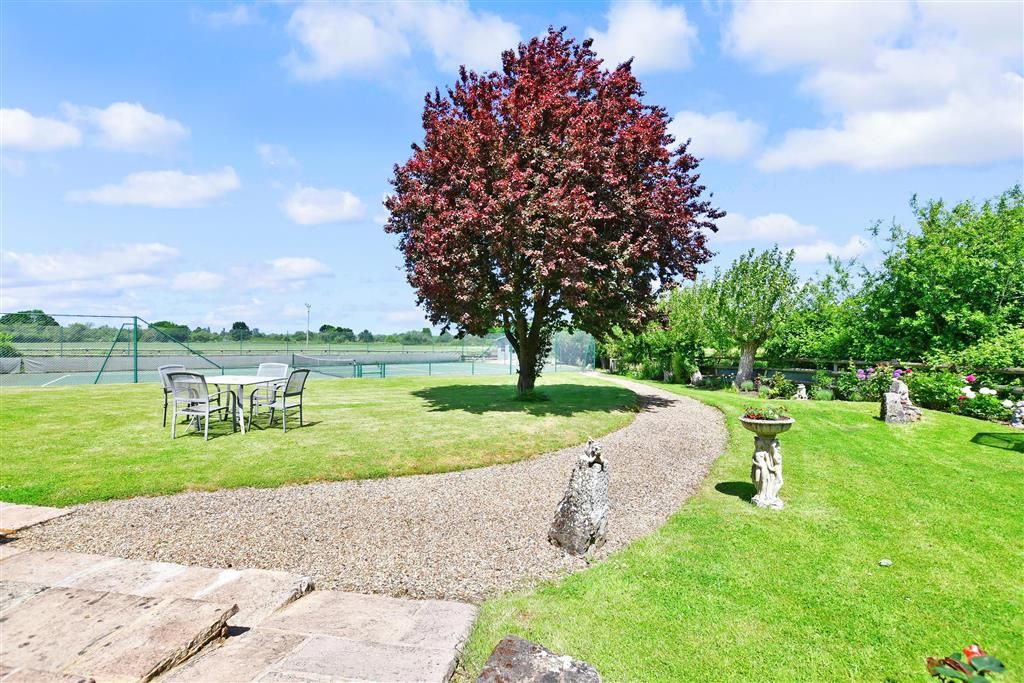 3 bed detached bungalow for sale in Willow Lane, Paddock Wood