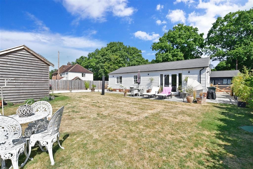2 bed barn conversion for sale in Harris Lane, High Halden, Ashford