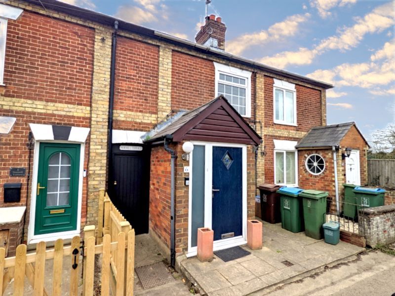 3 bed terraced house for sale in Aylesbury Road, Aston Clinton
