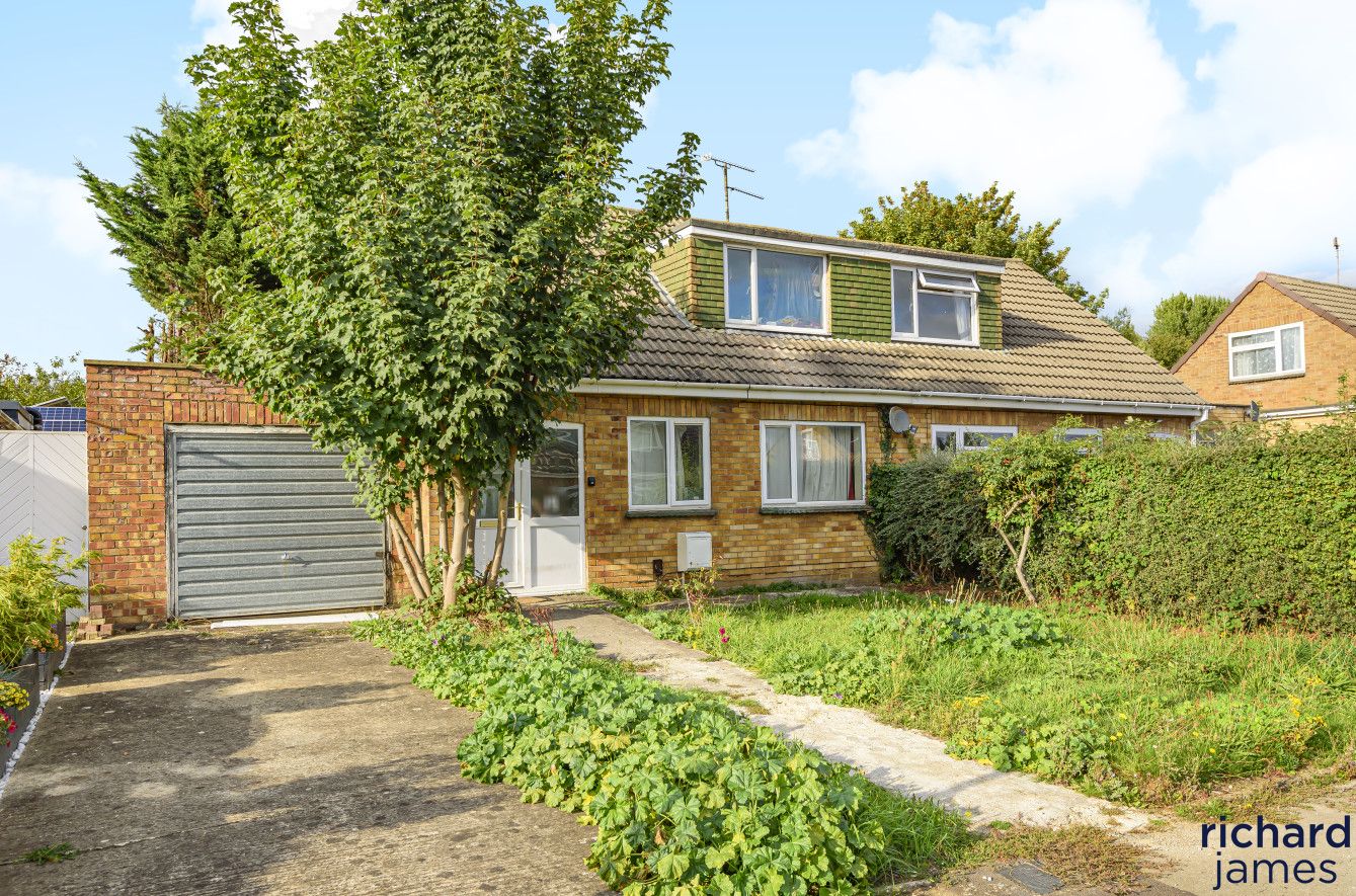 3 bed semidetached house for sale in Winchester Close, Swindon