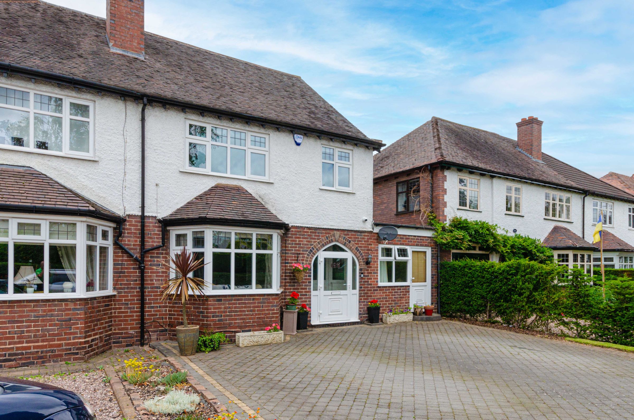 4 bed semidetached house for sale in Whitehouse Common Road, Sutton