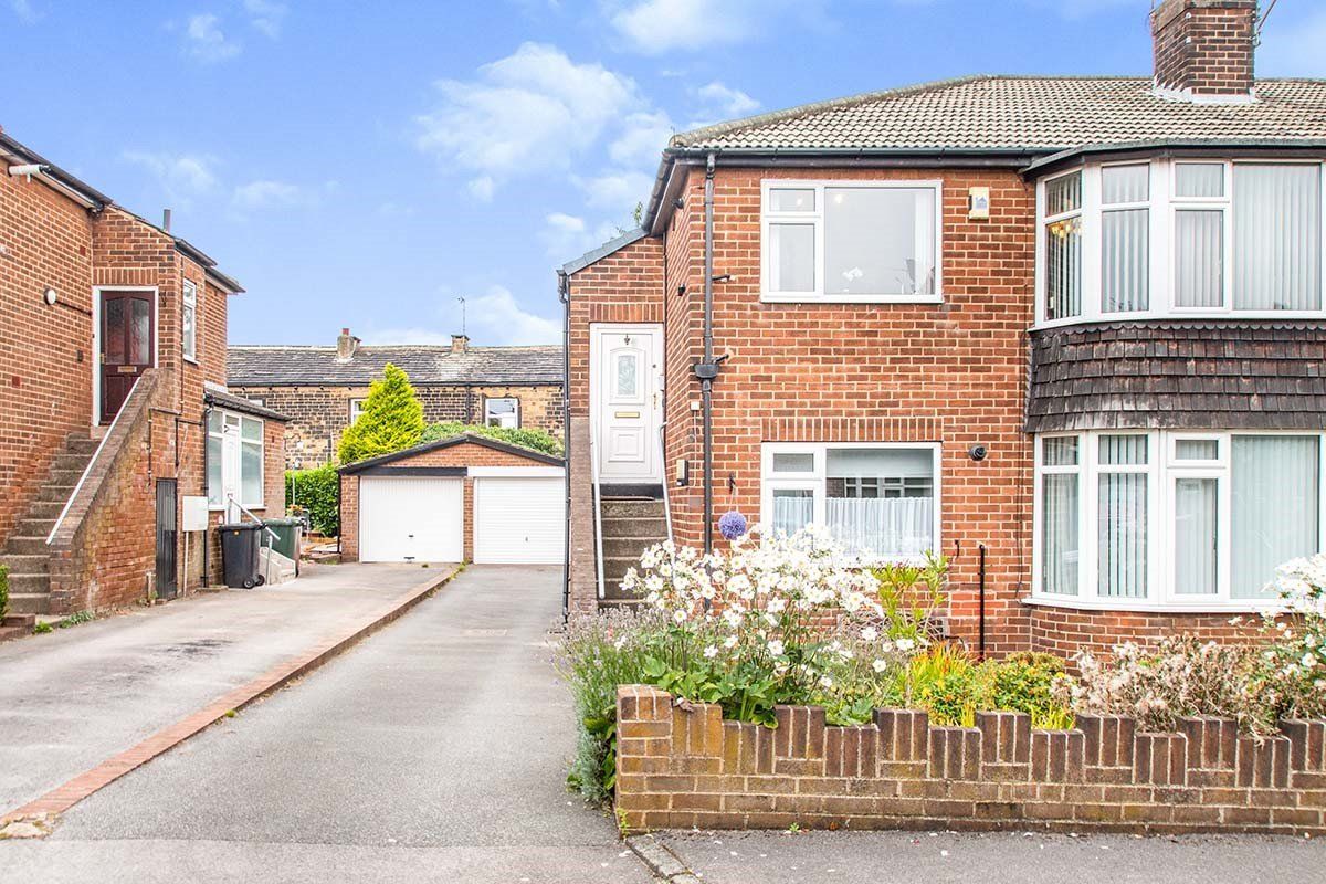 2 bed flat to rent in St. Peters Crescent, Morley, Leeds, West