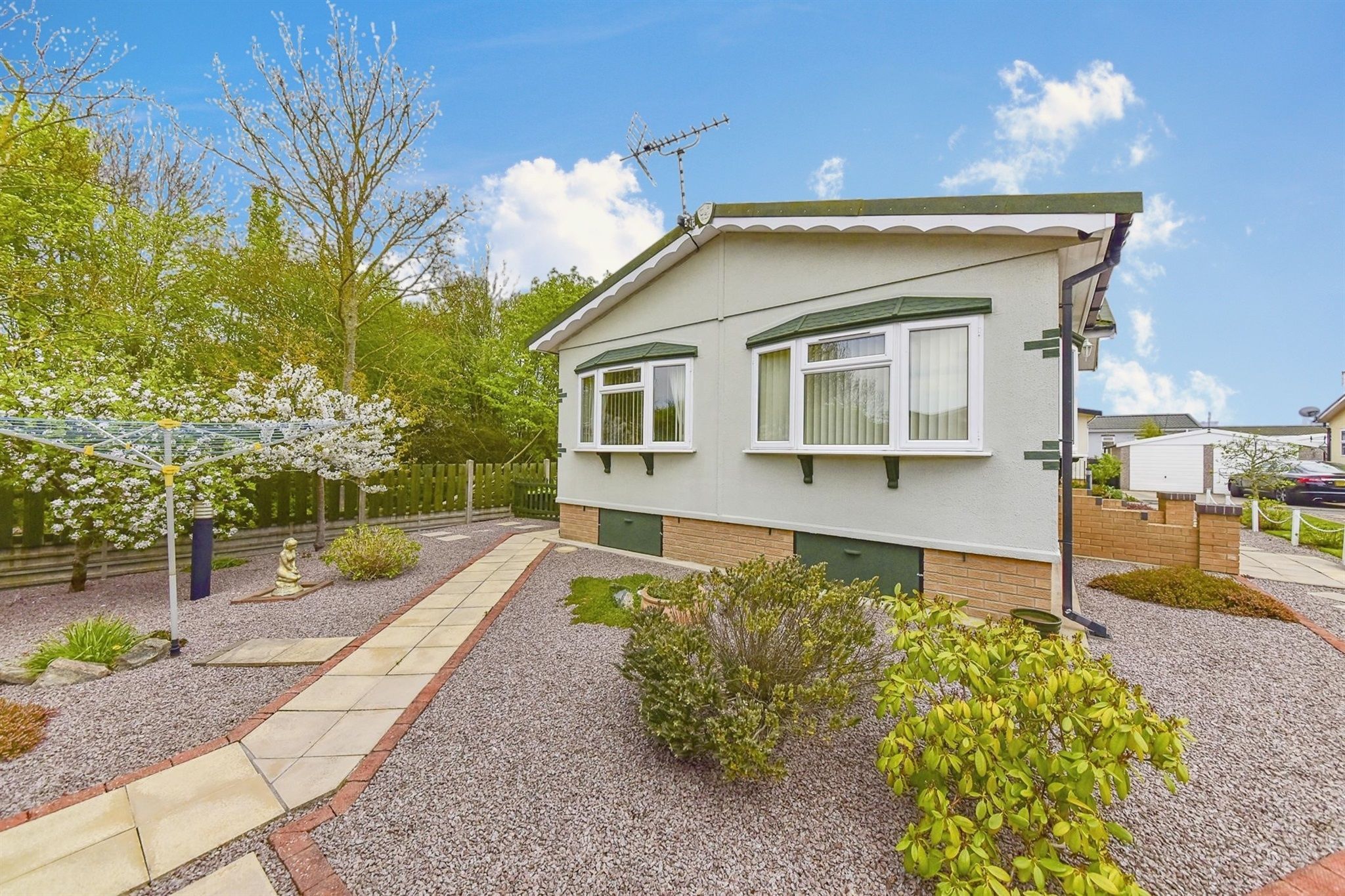 2 bed mobile/park home for sale in Allington Gardens, Allington