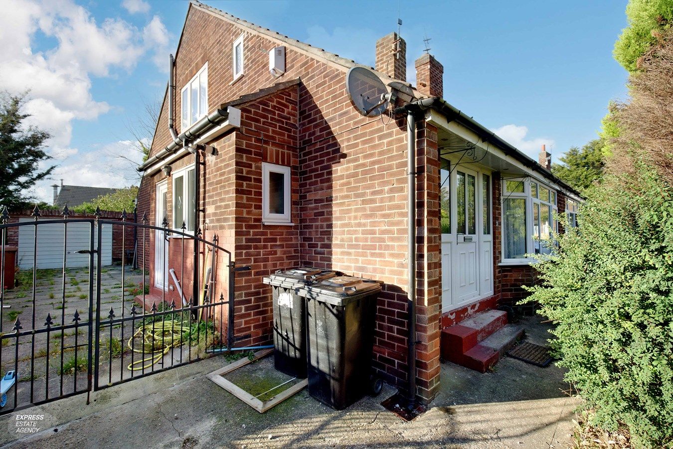 3 bed semidetached bungalow for sale in Lawrence Gardens, Leeds LS8 Zoopla