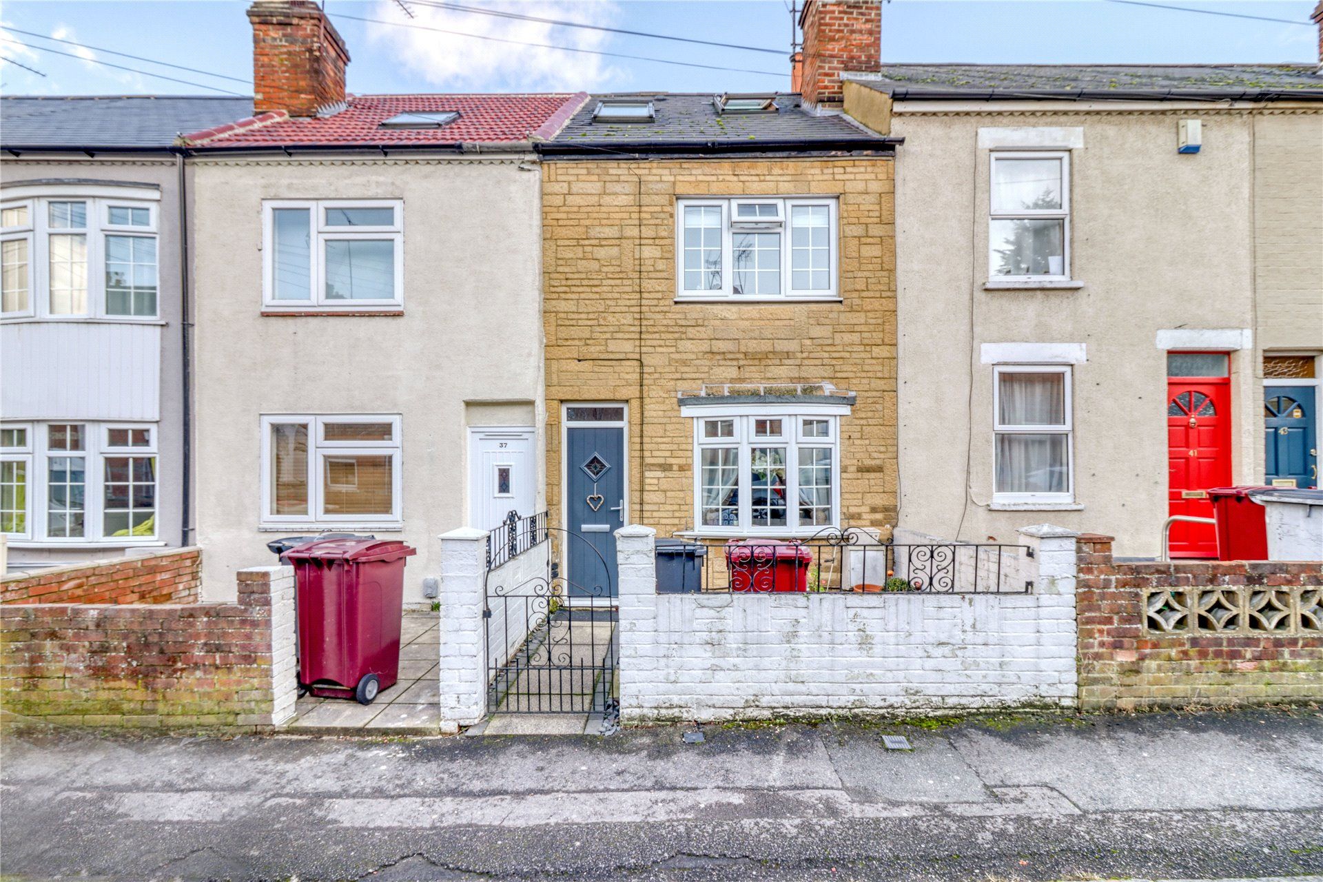 3 bed terraced house to rent in Blenheim Gardens, Reading, Berkshire