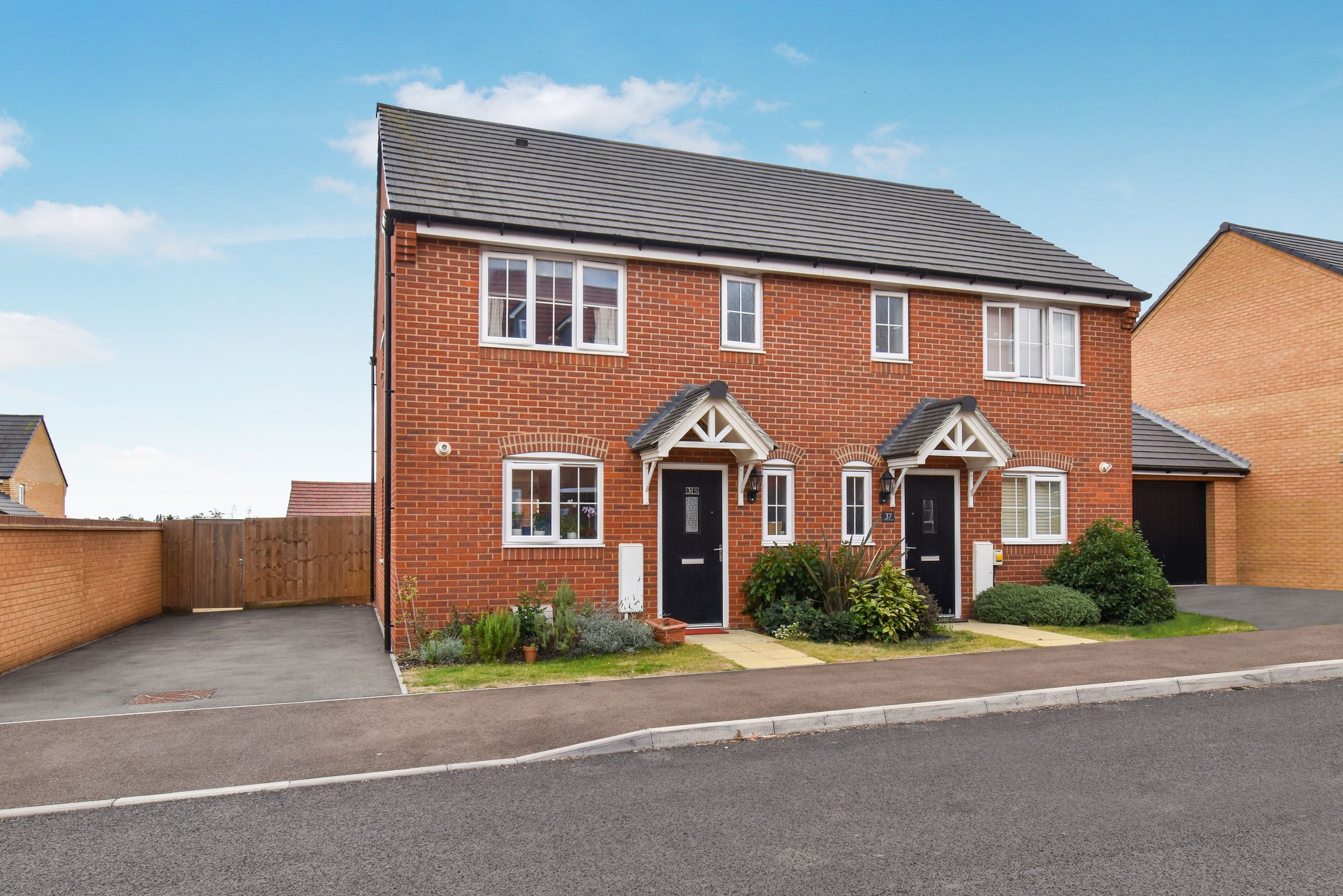 3 bed semidetached house for sale in Woodpecker Mead, Lower Stondon