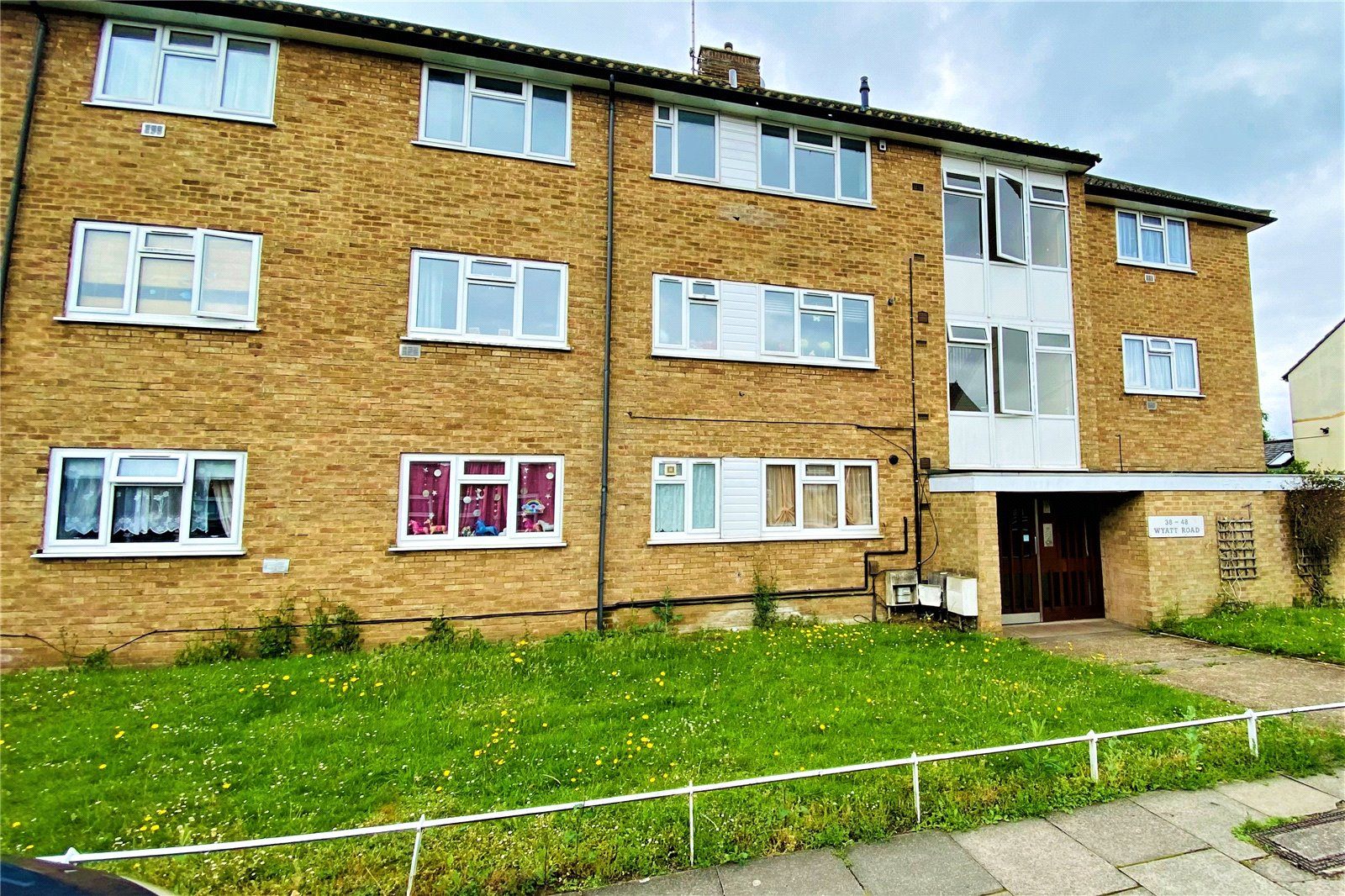 2 bed flat for sale in Wyatt Road, Staines Upon Thames, Surrey TW18