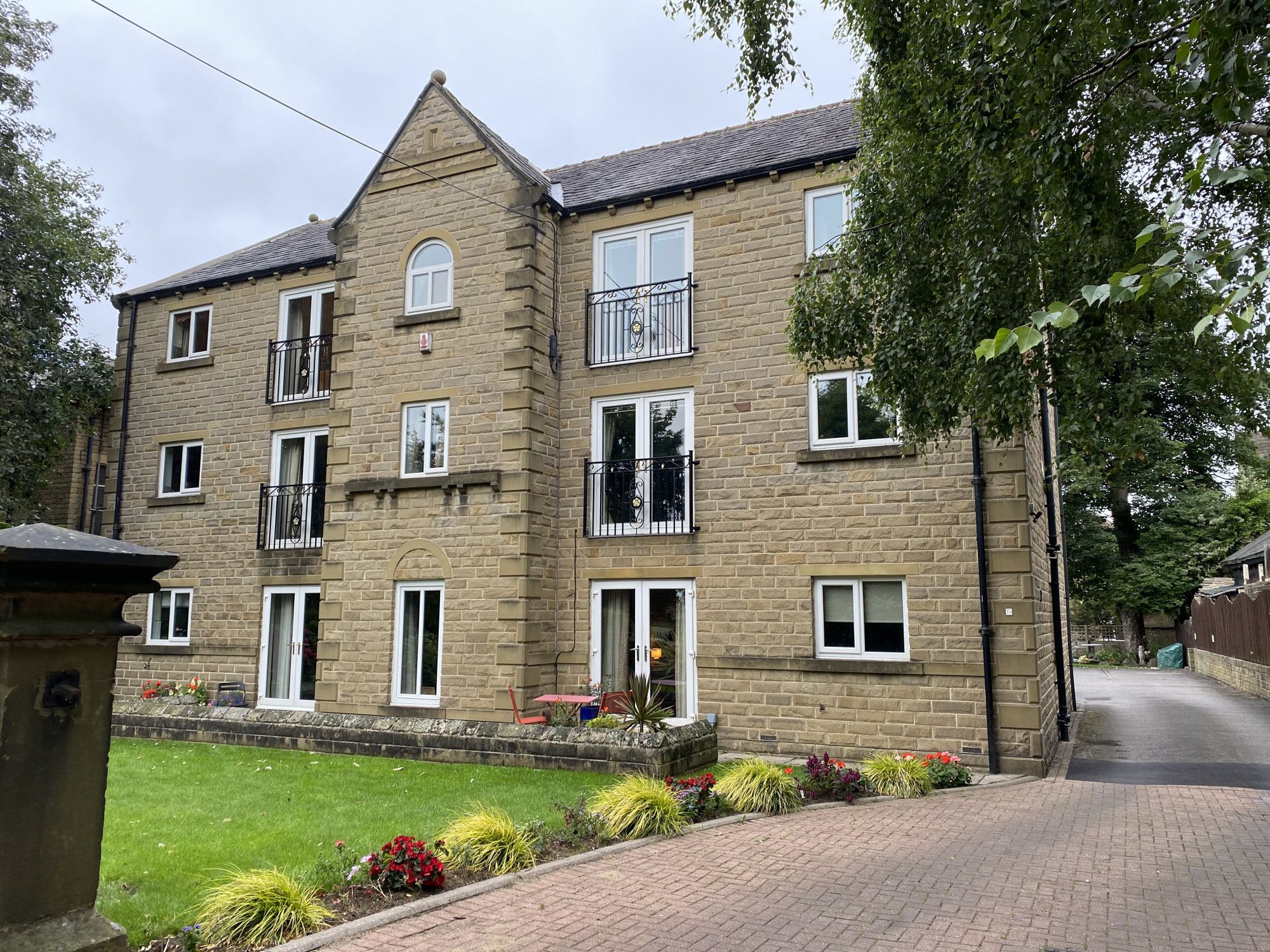 2 bed flat to rent in Gledholt Road, Huddersfield, West Yorkshire HD1