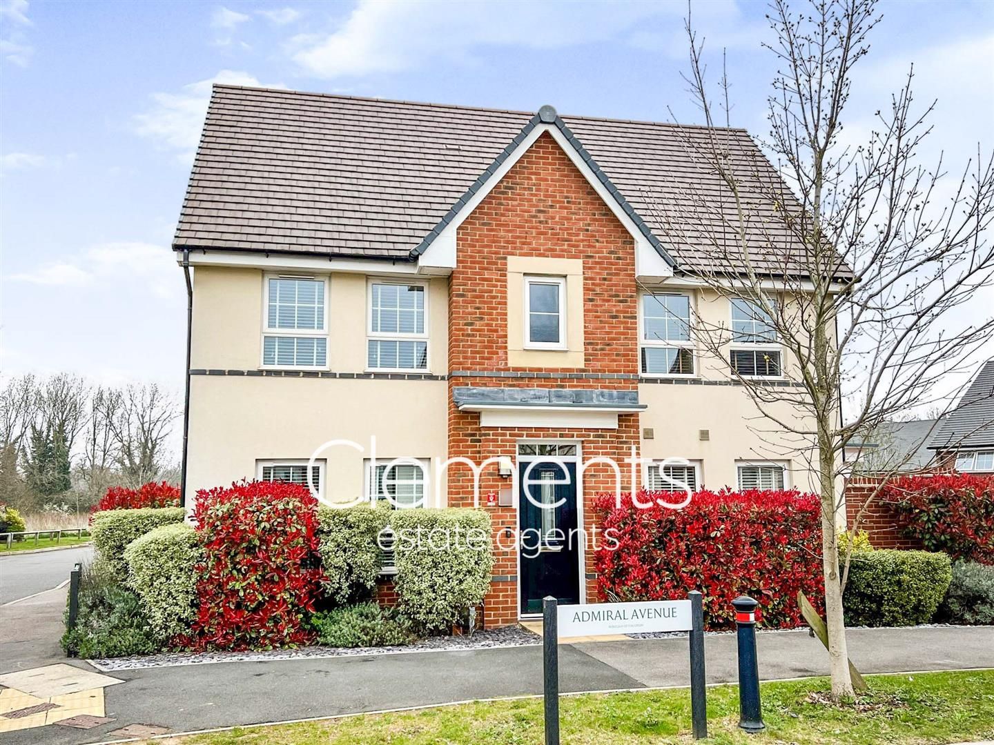 3 bed linkdetached house for sale in Admiral Avenue, Hemel Hempstead