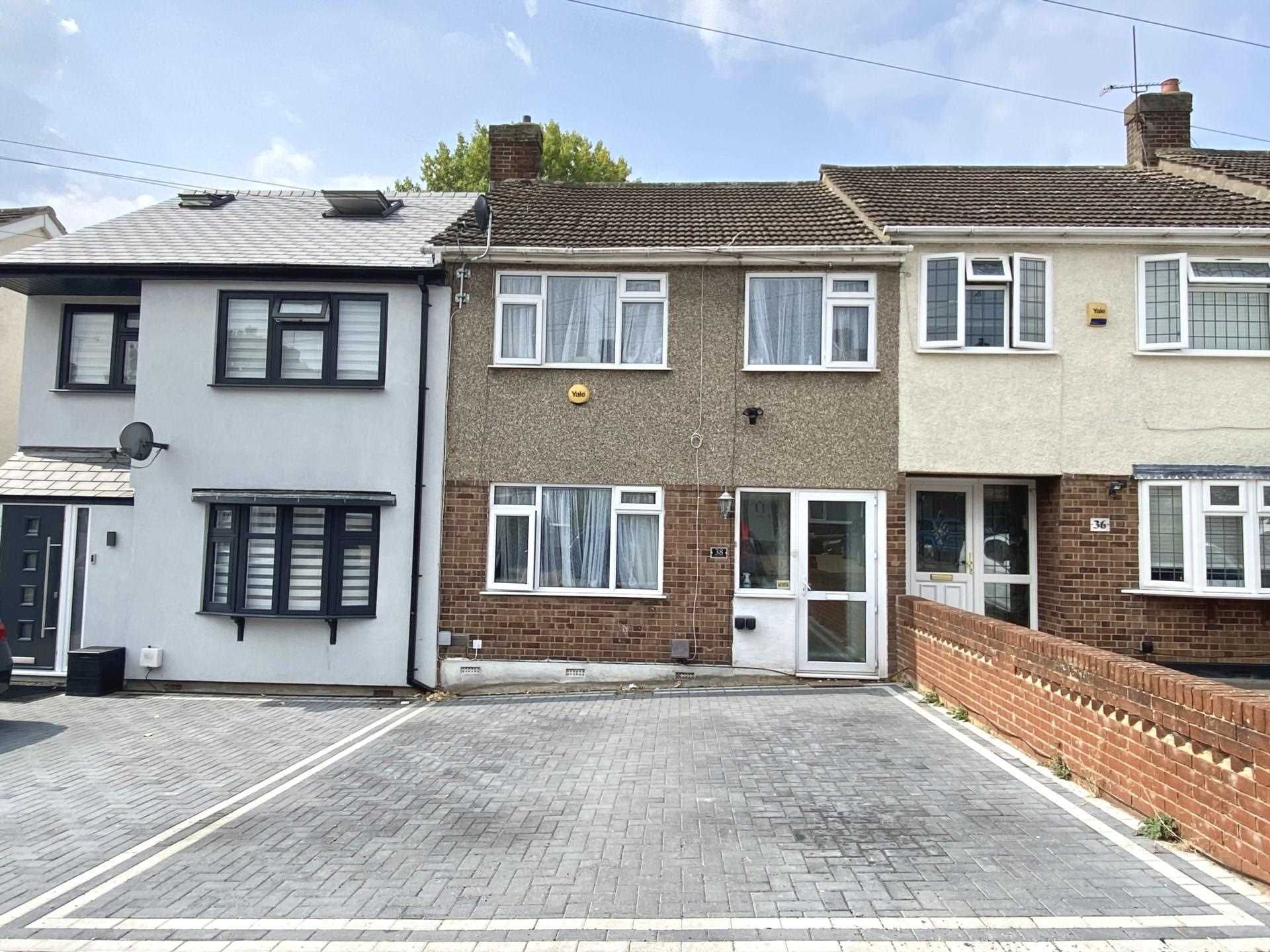 5 bed terraced house for sale in Passingham Avenue, Billericay CM11