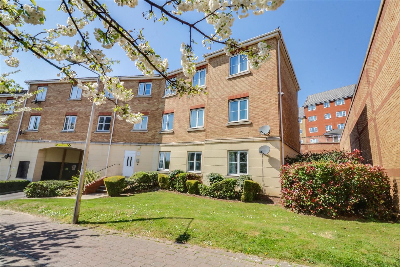 2 bed flat for sale in Coniston Avenue, Purfleet RM19 Zoopla