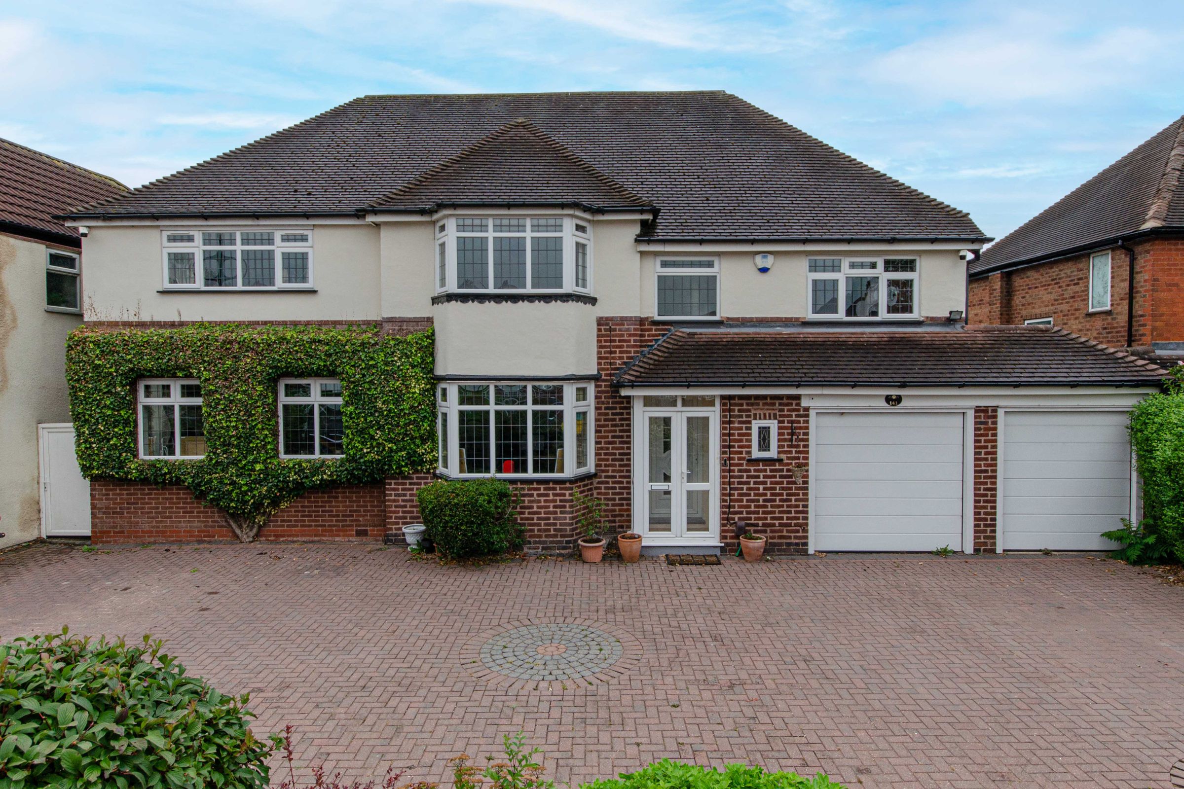 5 bed detached house for sale in Whitehouse Common Road, Sutton