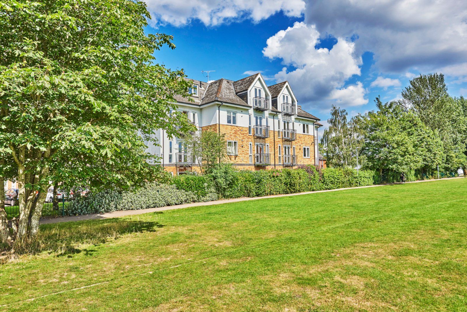 1 bed flat for sale in St. James Court, Park View Close, St. Albans