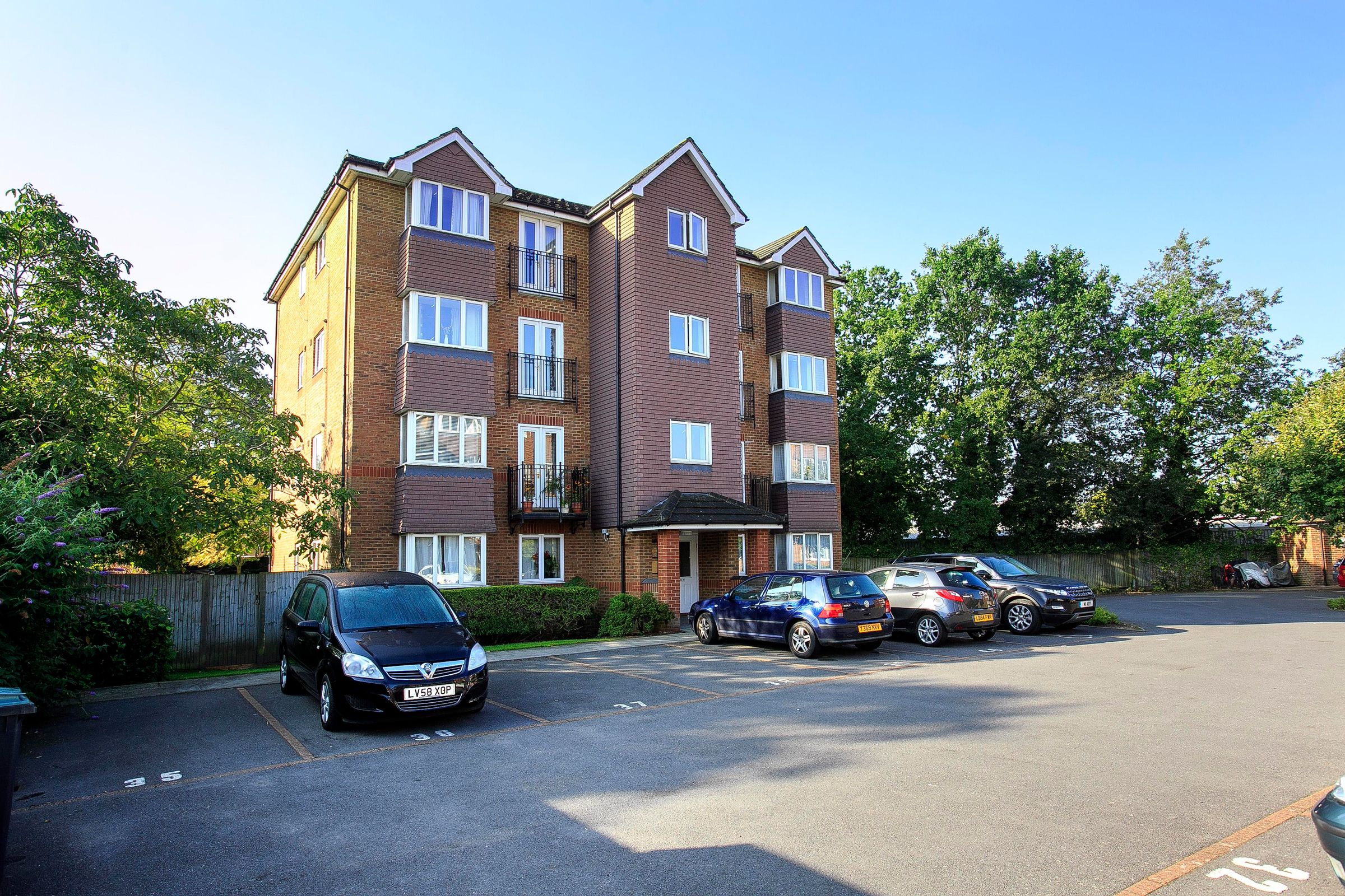 2 bed flat to rent in Jemmett Close, Kingston Upon Thames, Surrey, UK