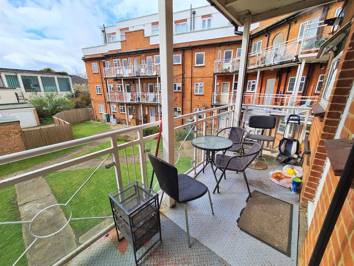 Room to rent in Grosvenor Court, Hale Lane, Edgware NW7 Zoopla