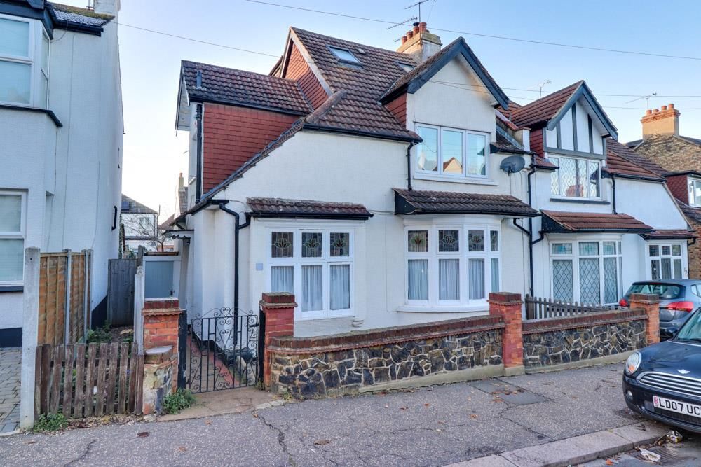 3 bed semidetached house for sale in Oakleigh Park Drive, LeighOnSea