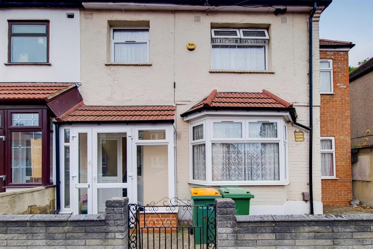 4 bed semidetached house for sale in Kempton Road, London E6 Zoopla