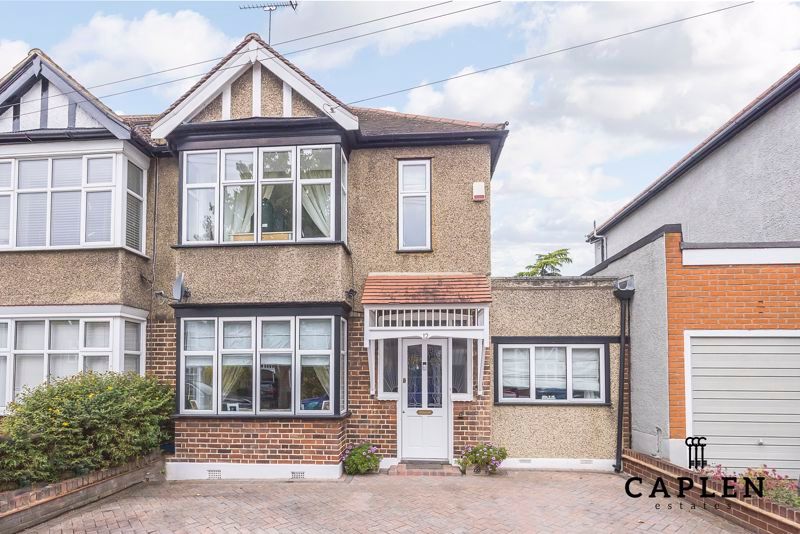 3 bed end terrace house for sale in Chestnut Close, Buckhurst Hill IG9