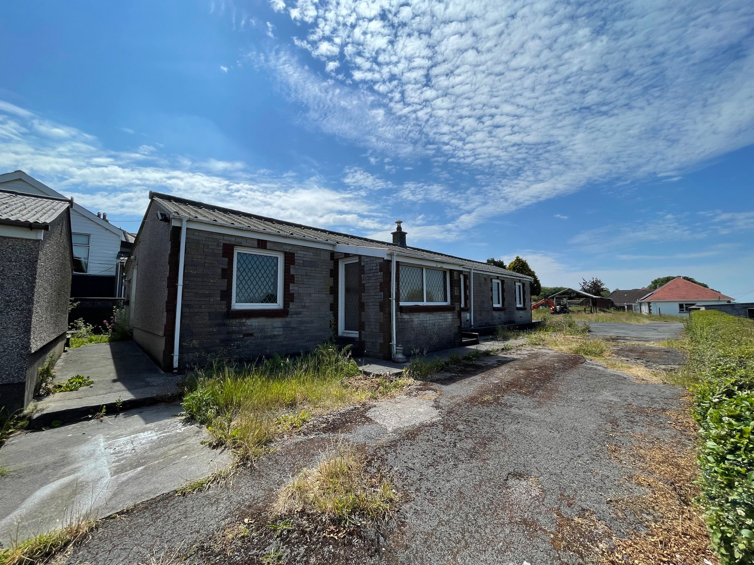 3 bed detached bungalow for sale in Heol Llanelli, Pontyates, Llanelli