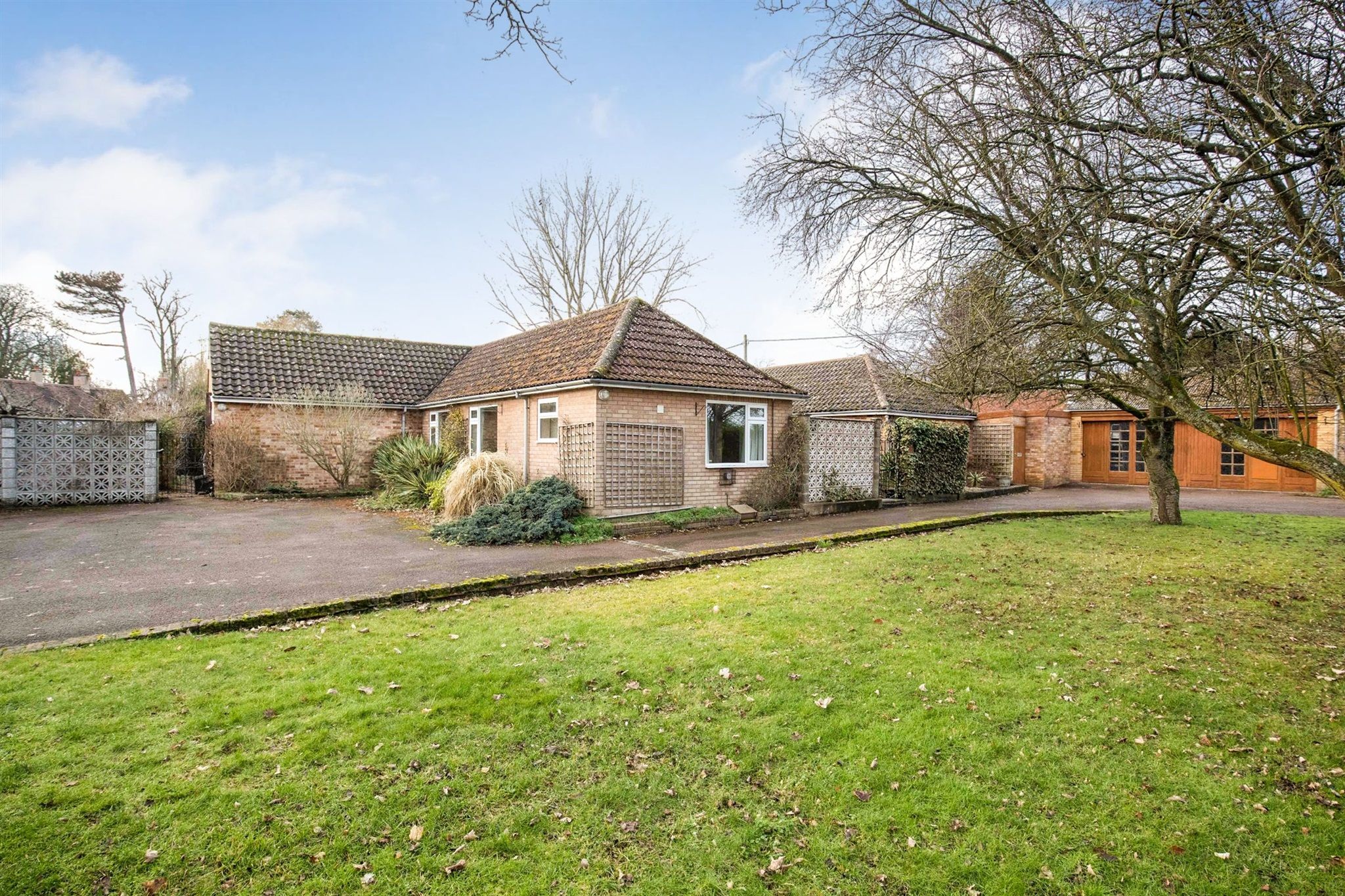 5 bed detached bungalow for sale in Ladbroke, Southam, Warwickshire