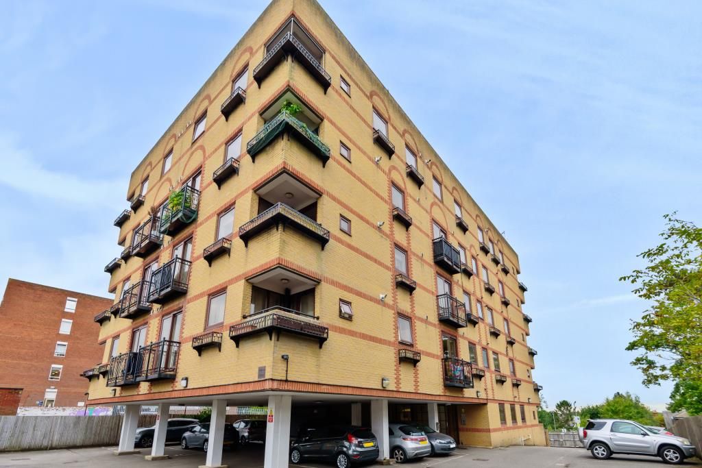 2 bed flat for sale in Chiltern House, Aylesbury, Buckinghamshire HP19