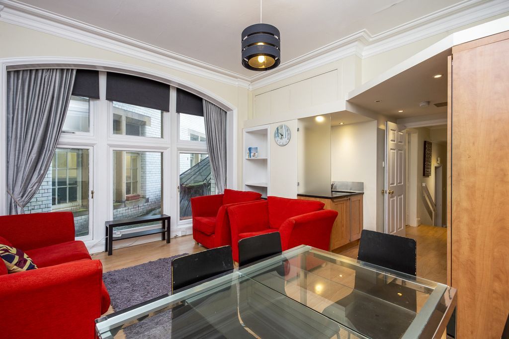 8 Royal Mile Mansions, 50 North Bridge, Old Town, Edinburgh EH1