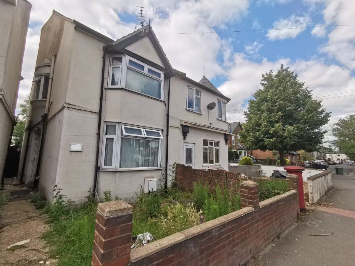 4 bed semidetached house for sale in Harlington Road East, Feltham