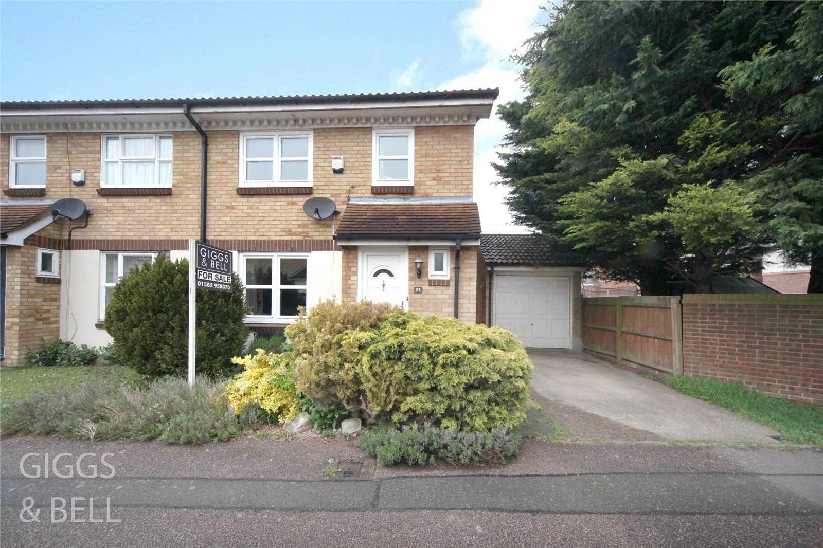 3 bed semidetached house for sale in Rochford Drive, Luton