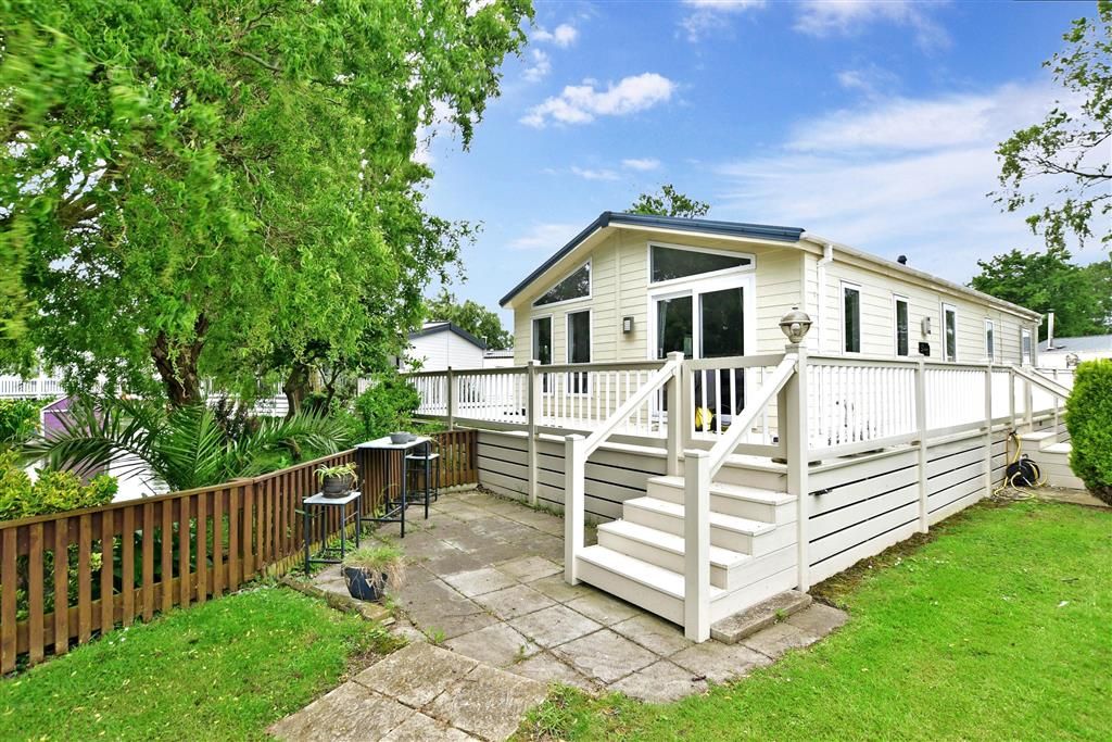 2 bed property for sale in Hythe Road, Dymchurch, Romney Marsh, Kent