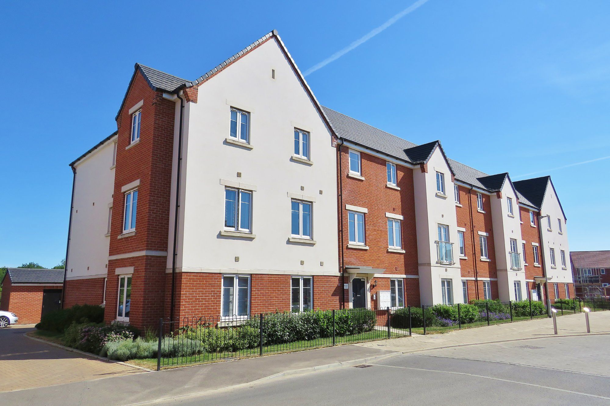2 bed flat to rent in Cornwell Avenue, Wood, Crawley, West Sussex