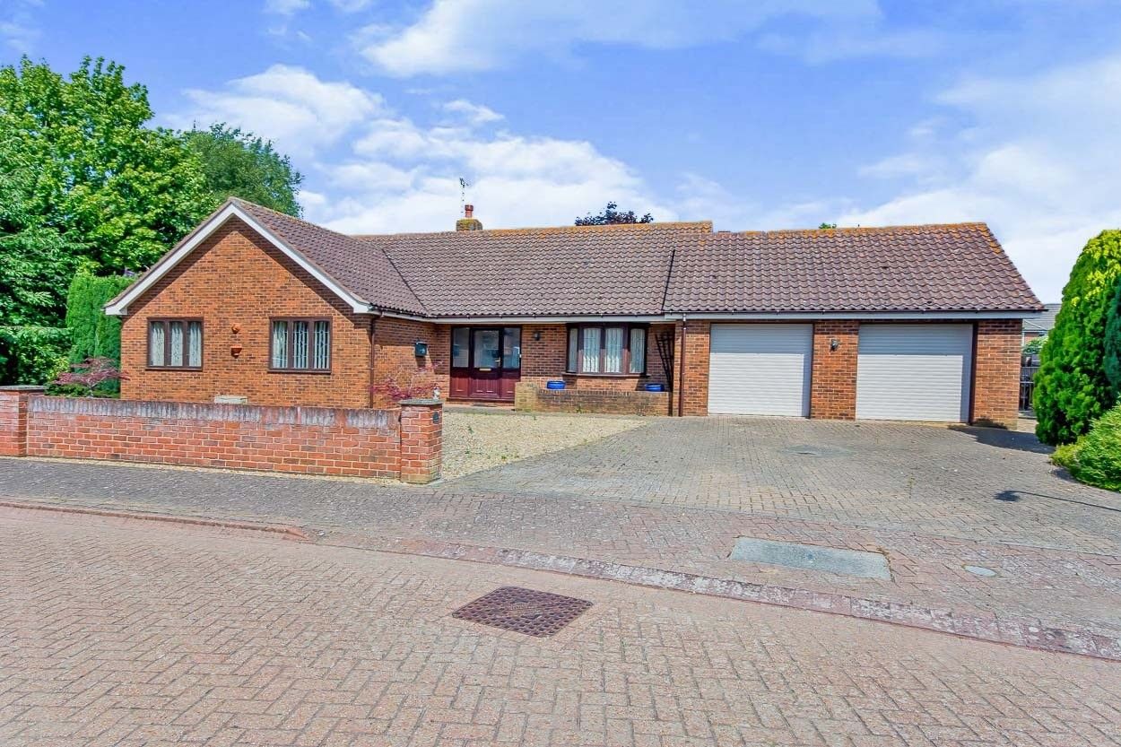 3 bed detached bungalow for sale in Delph Fields, Long Sutton, Spalding