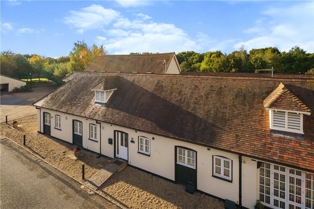 3 bed barn conversion for sale in Abridge Road, Theydon Bois, Epping