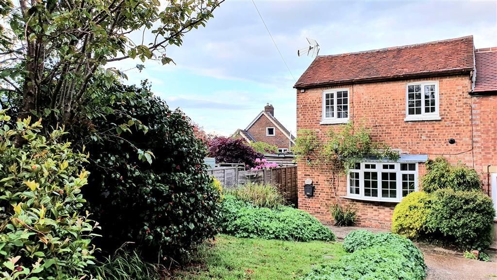 3 bed semidetached house to rent in Lingfield Road, East Grinstead