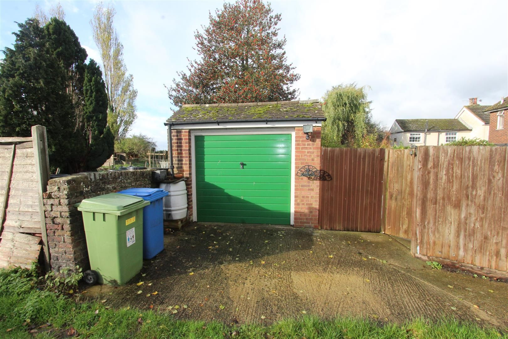 3 bed semidetached house for sale in London Road, Teynham