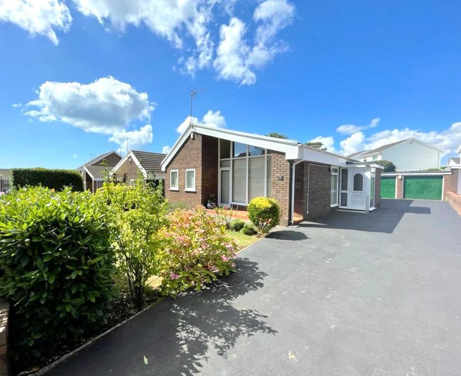 3 bed detached bungalow for sale in Northlands Park,