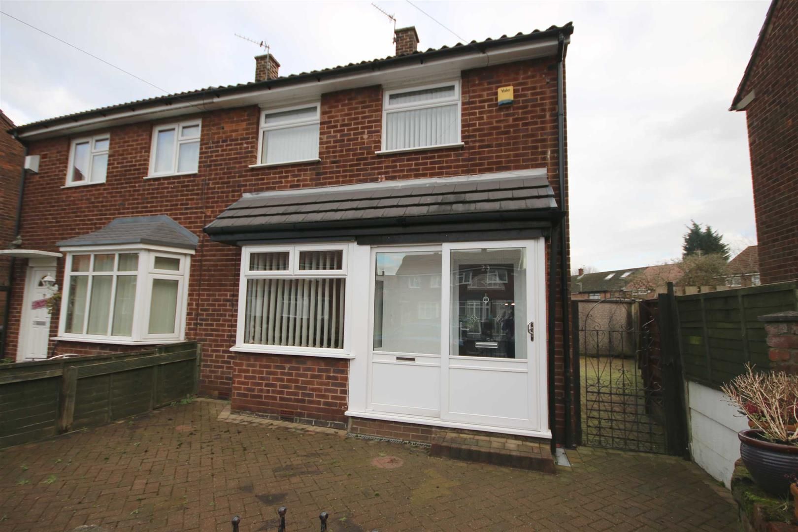 3 bed semidetached house to rent in Dunster Avenue, Clifton, Swinton