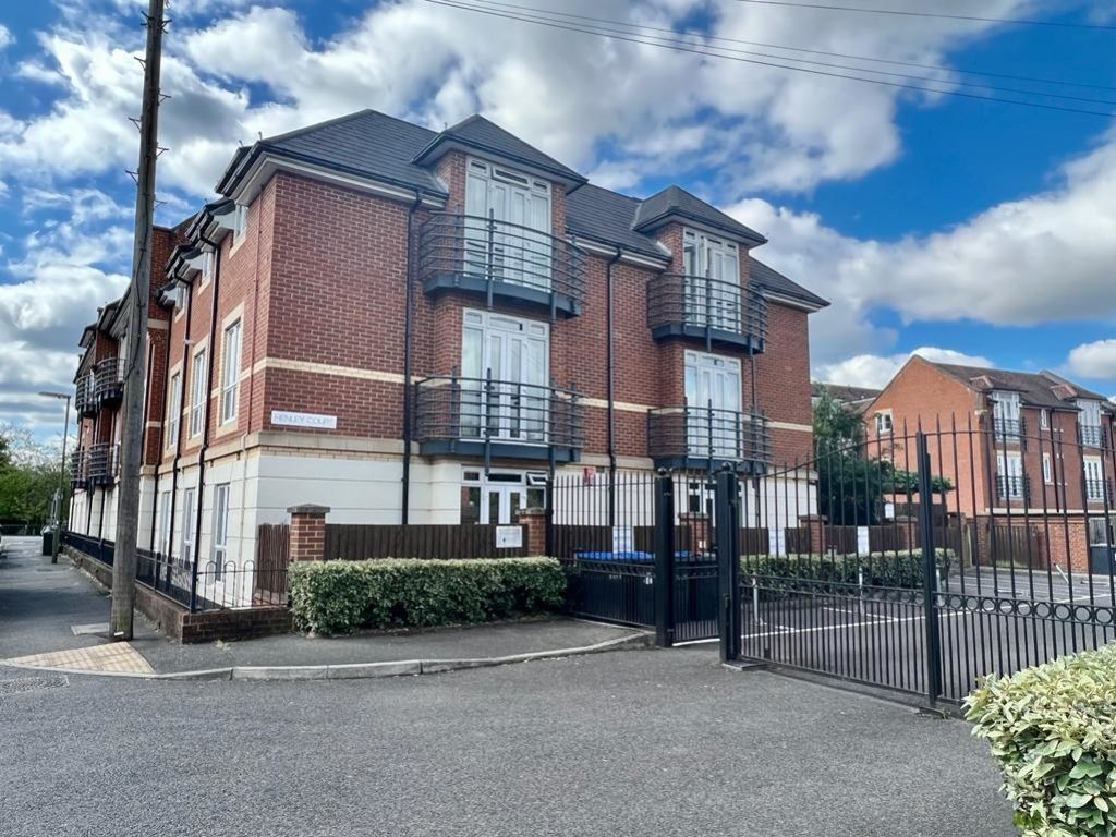 2 bed flat to rent in Flat 7 Henley Court, Denham Road, Egham TW20 Zoopla