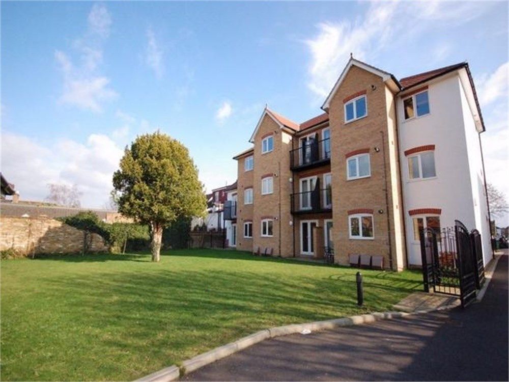 2 bed flat to rent in Gresham Road, StainesUponThames TW18 Zoopla