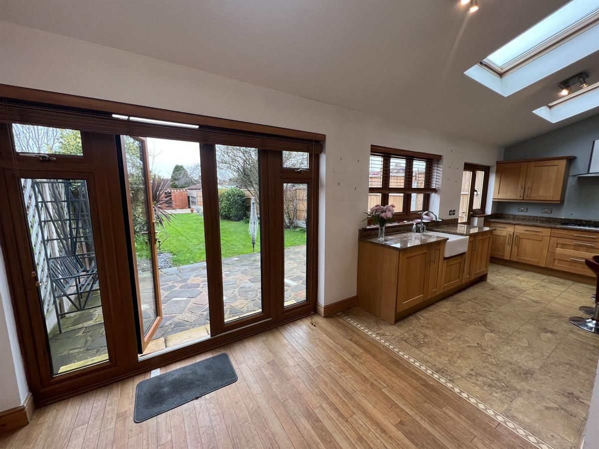 5 bed semidetached house to rent in Park End Road, Romford RM1 Zoopla