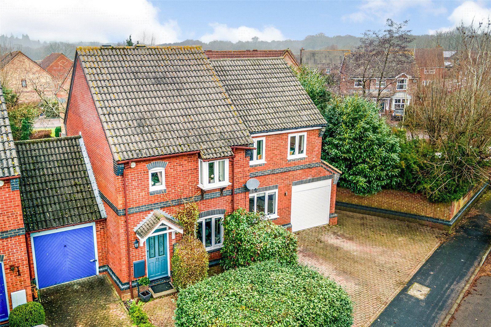 4 bed linkdetached house for sale in Hop Garden Road, Hook, Hampshire