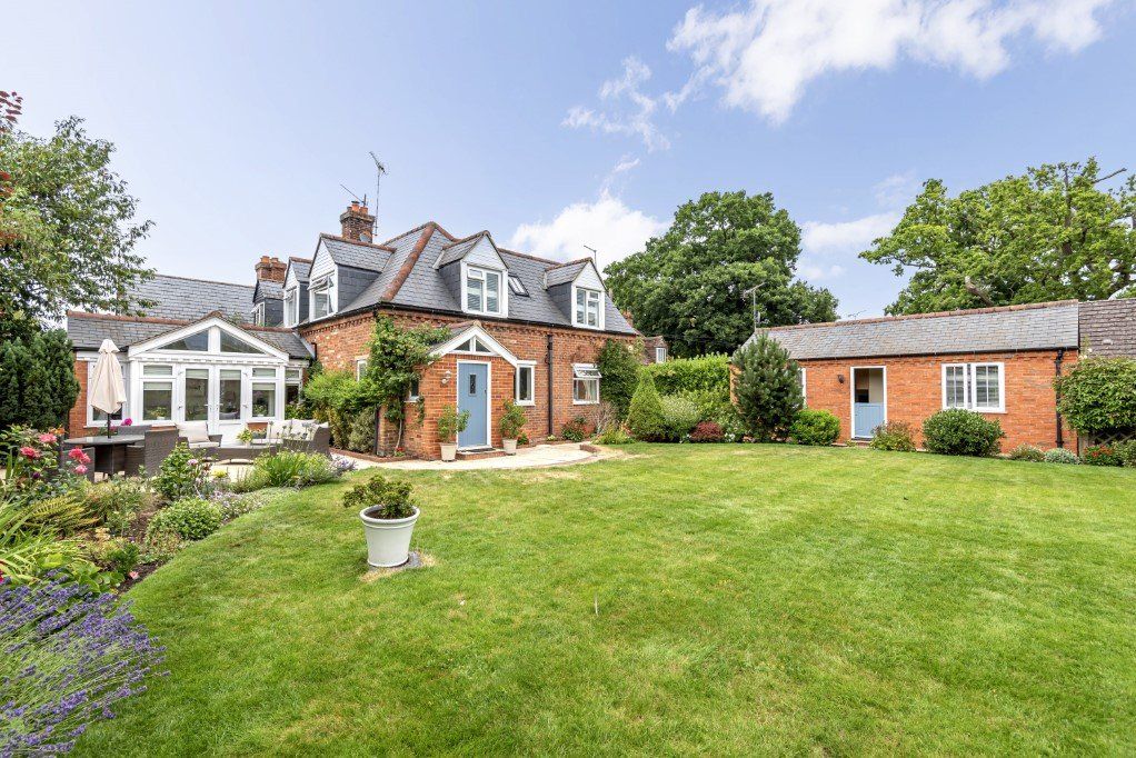 3 bed semidetached house for sale in Wakemans Copse, Upper Basildon