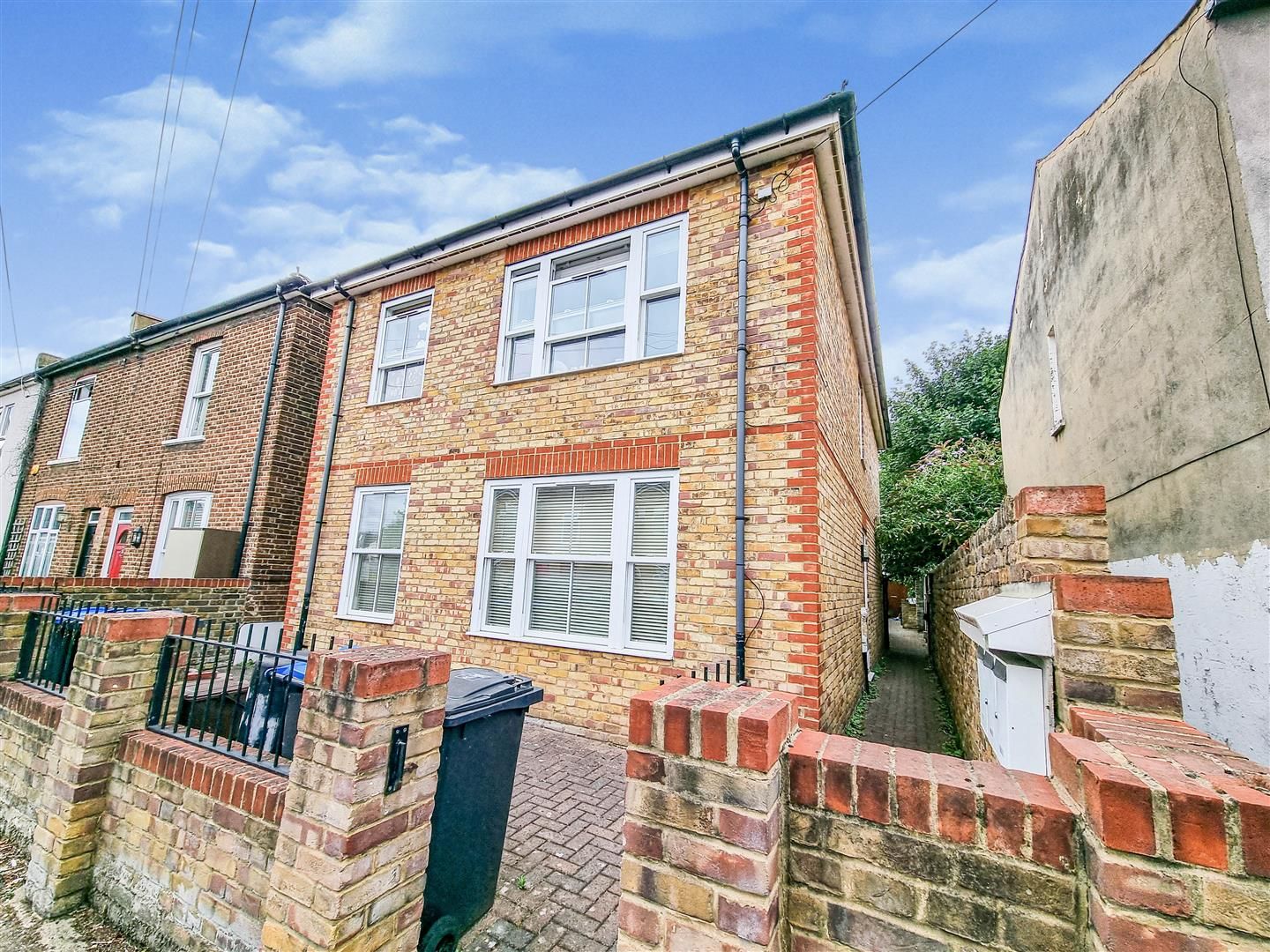 2 bed flat to rent in Deburgh Road, London SW19 Zoopla