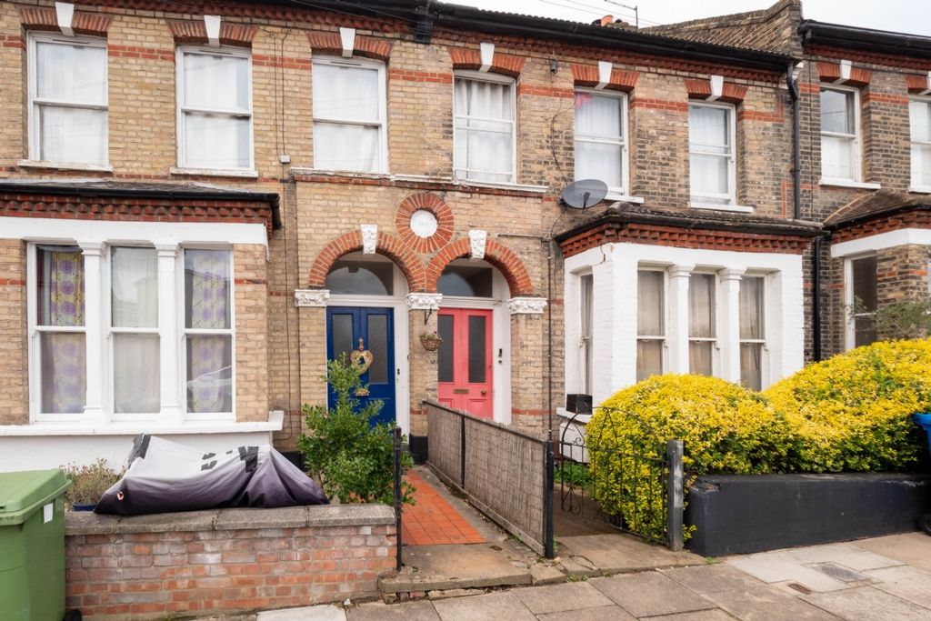 First Floor Flat, Elland Rd, Peckham SE15
