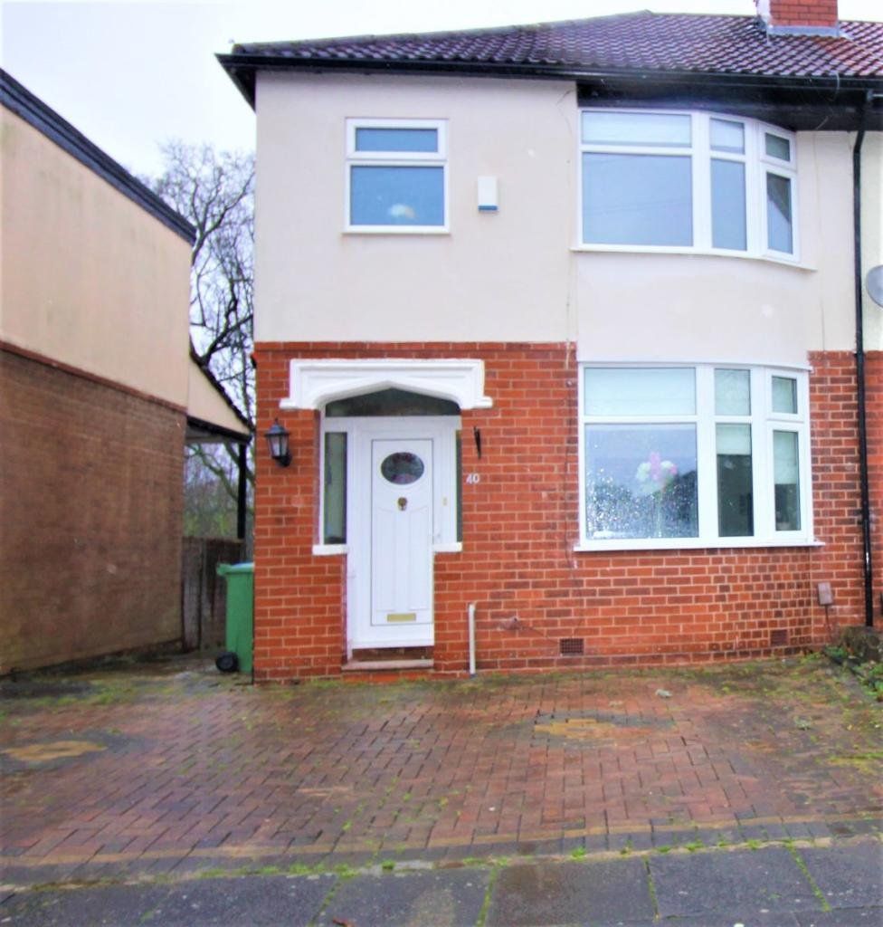 3 bed semidetached house to rent in The Crescent, Bredbury, Stockport